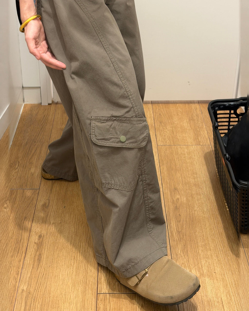 Washed Barrel-Leg Cargo Pants in Gray Green — detail