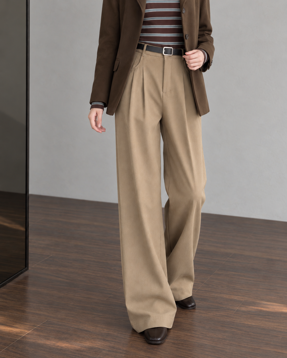 Workday Edit Look 03 – Khaki high-rise pleated wide-leg trousers 5239, lower-body alternate view showing pleats and drape, styled with Coffee Brown blazer.