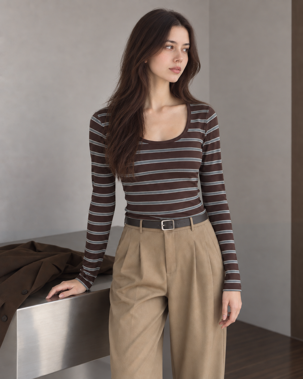 Workday Edit Look 03 – Brown Stripe wide-neck fitted tee ud021, upper-body front showing neckline, sleeves and striped fit, with blazer resting on the table.